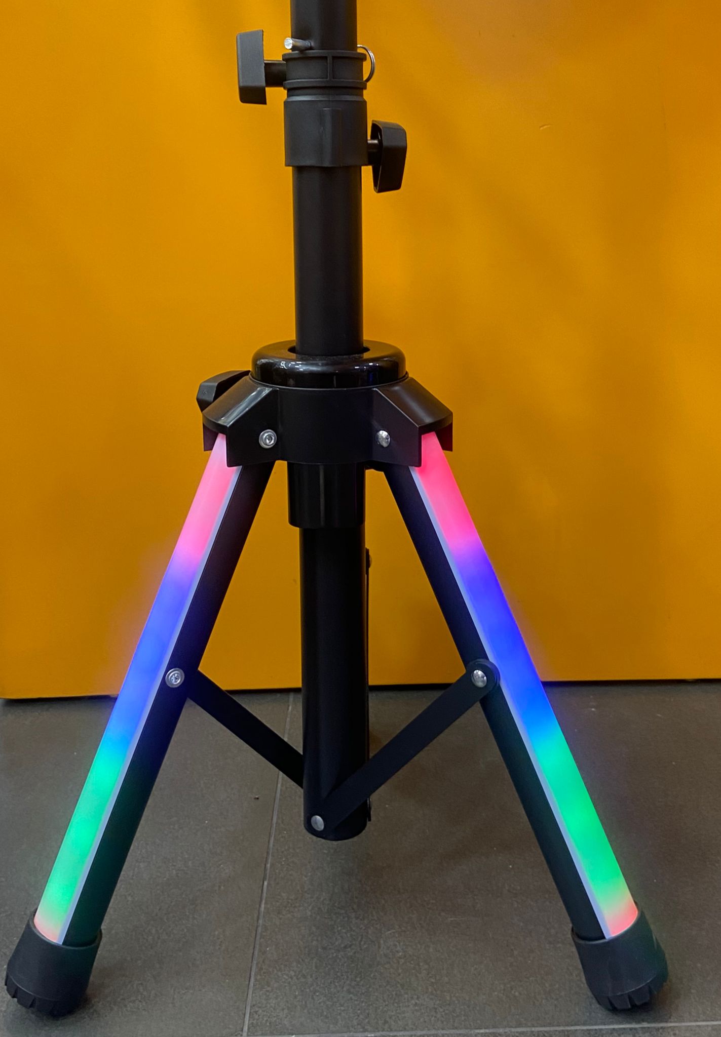 Versatile lighting tripod for photography